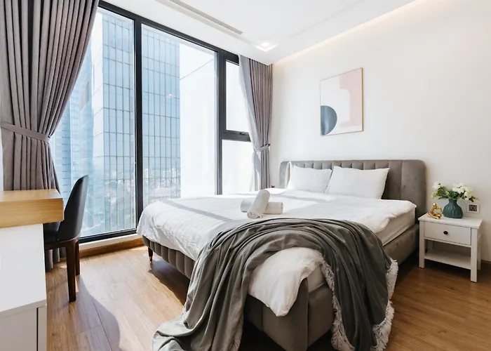 Luxury 2BR Apartment @ Vinhomes Metropolis Hanoi